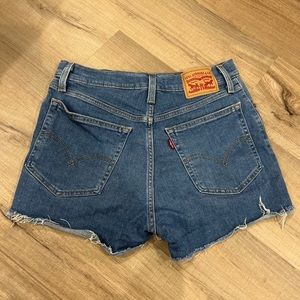 Levi high rise shorts, NEW, size 29